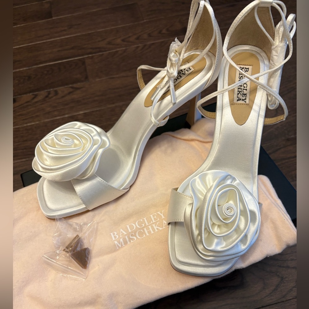 BNIB Badgley Mischka Janelle Rosette Wrap Heels